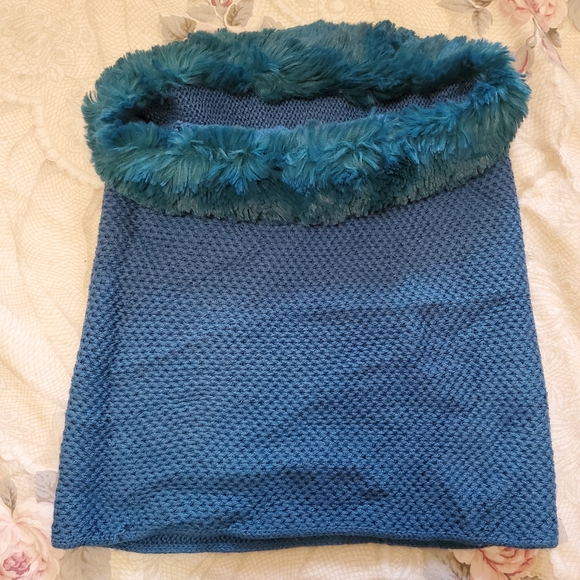 Badgley Mischka Honeycomb Stitch Collar Scarf With Faux Chinchilla - Picture 3 of 8